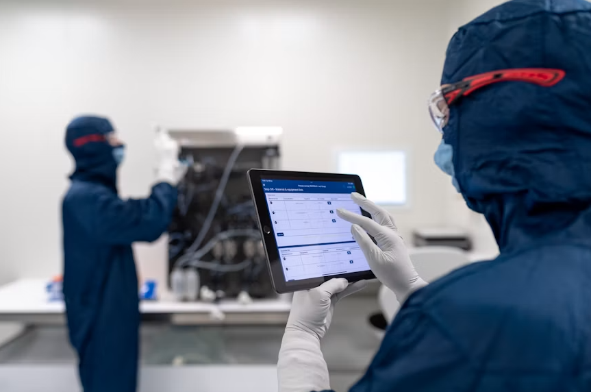 Aktivitas produksi di pabrik klien